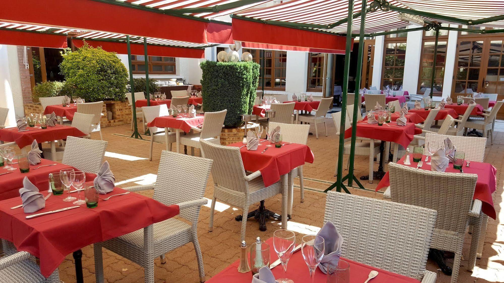 Logis Hotel Saint-Hubert Cour-Cheverny Exterior photo